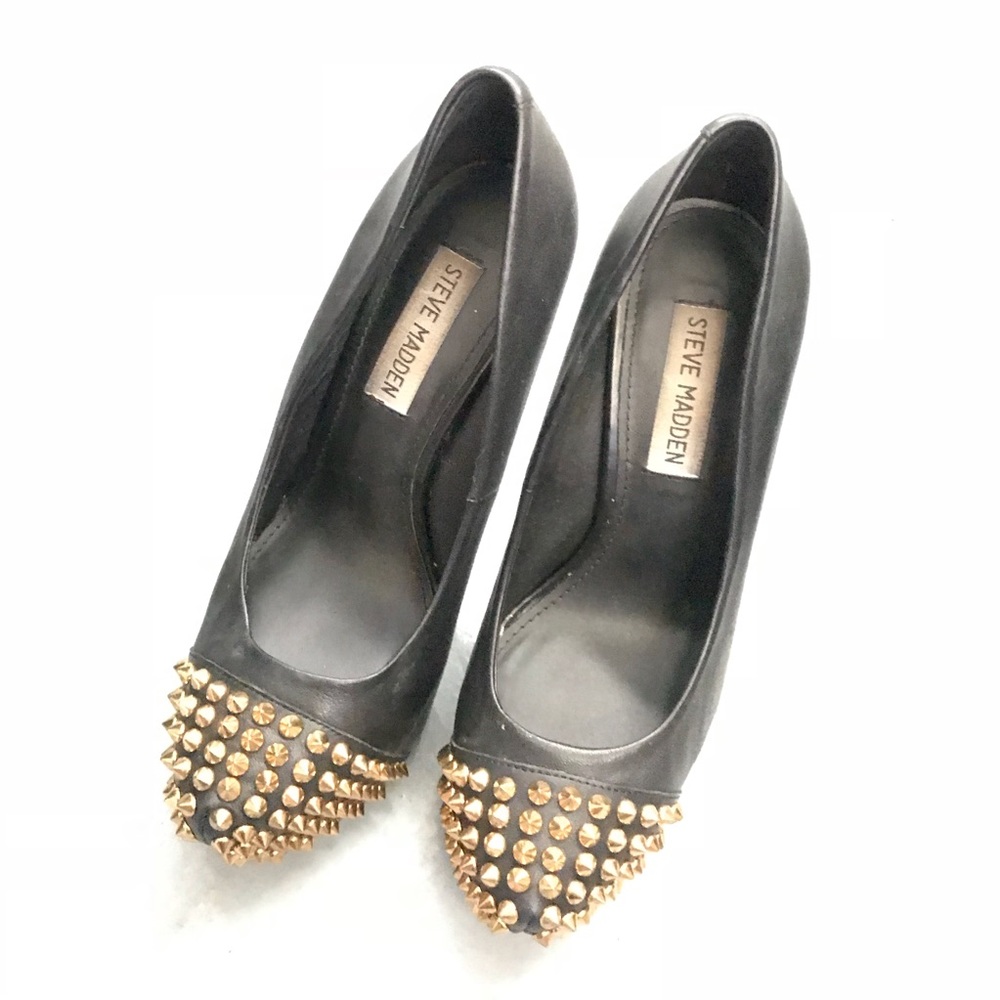 Heels with gold pin